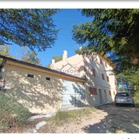 Casale immerso nel verde e nei boschi