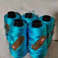 Rocchette di filato di viscosa turchese