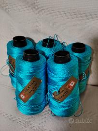 Rocchette di filato di viscosa turchese