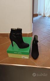 Stivaletti Vera Pelle camoscio e vernice. Nero 37