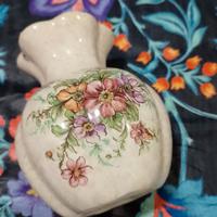 Vaso in ceramica lavorato a mano.