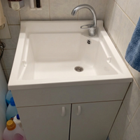 Lavanderia completa con specchio