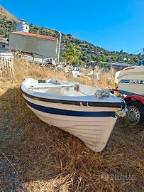 natante lancia pronta per giornate di pesca