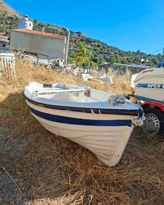 natante lancia pronta per giornate di pesca