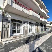 Locale con doppia vetrina