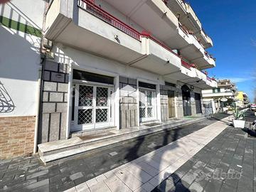 Locale con doppia vetrina