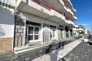 Locale con doppia vetrina