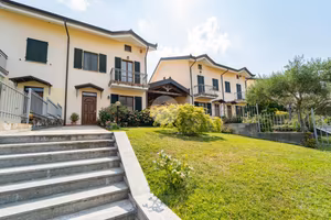 VILLA A SCHIERA A BRA