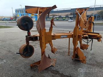 aratro bivomere marca Mipra con spostamento idraul