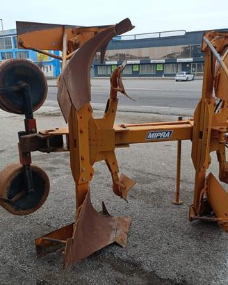 aratro bivomere marca Mipra con spostamento idraul