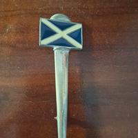 Spilla in metallo con bandiera scozzese. 