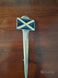 Spilla in metallo con bandiera scozzese. 