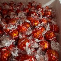 Cioccolatini Lindor, rosso latte