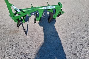 Trattore aratro a tre dischi da scasso terra marca