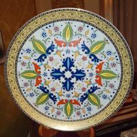 Piatto in ceramica decorato a mano