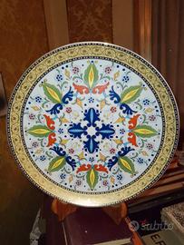 Piatto in ceramica decorato a mano