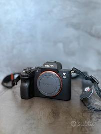 Sony A7 III 2.556 scatti + Batterie K&F + Lowepro