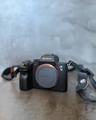 Sony A7 III 2.556 scatti + Batterie K&F + Lowepro