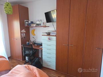 armadio 5 ante, cassettiera e scrivania