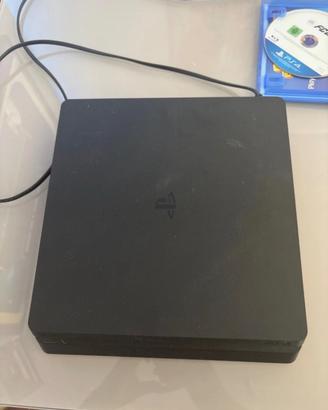 PlayStation 4 slim con joystick e 2 giochi