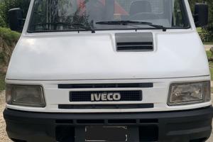 Iveco Daily ribaltabile con gru