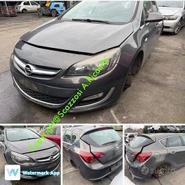 Opel Astra anno 2012 per ricambi P