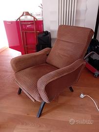 Poltrona Vintage anni '60/'70 con poggiapiedi estr