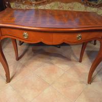 Scrivania in legno di rose con fregi