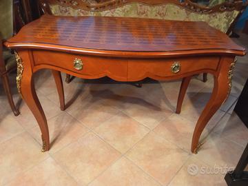 Scrivania in legno di rose con fregi