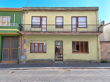 Casa indipendente bilivelli con cortile