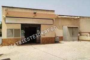 Ampio locale commerciale 230mq - via Trieste 304