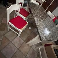 Tavolo in marmo con sedie