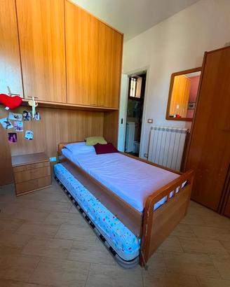 Cameretta con letto singolo e letto estraibile