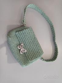 pochette con tracolla corta