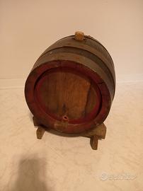 Botte in stile rustico in legno per aceto