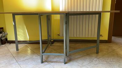 Tavolo di legno ripiegabile (90x156x70h).