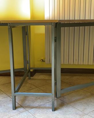 Tavolo di legno ripiegabile (90x156x70h).