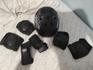 casco , ginocchiere e gomitiere 
