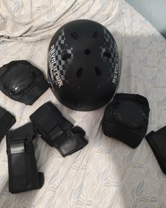 casco , ginocchiere e gomitiere 
