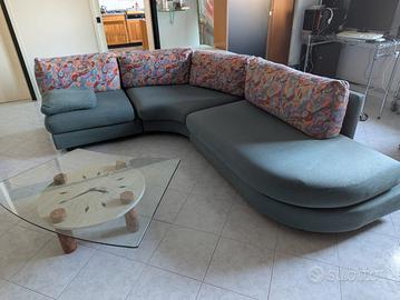 Divano angolare e tavolino
