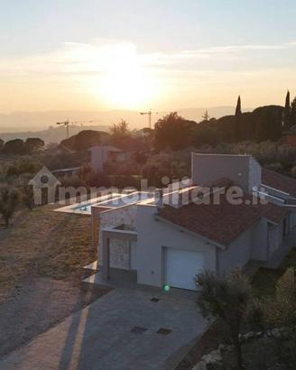 Villa di 220 m² con 5 locali e box auto a Terni