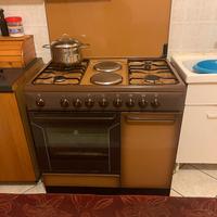 CUCINA  4 FUOCHI + 2 PIASTRE