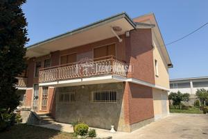 PORZIONE DI VILLA BIFAMILIARE CON GIARDINO INDIPEN
