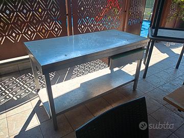tavolo d'acciaio 