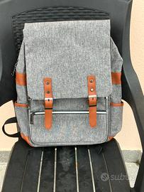 Zaino grigio con dettagli marroni