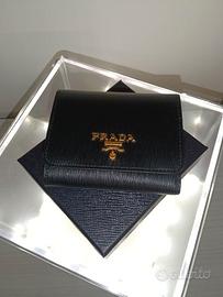 Portafoglio “ Prada “ piccolo in pelle saffiano