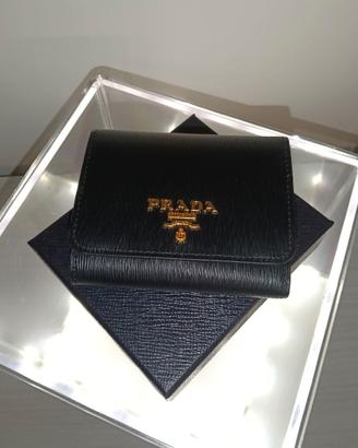 Portafoglio “ Prada “ piccolo in pelle saffiano