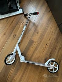 Monopattino scooter bianco ruote alte