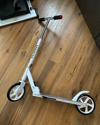 Monopattino scooter bianco ruote alte