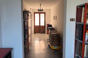 Immobile con giardino e depositi